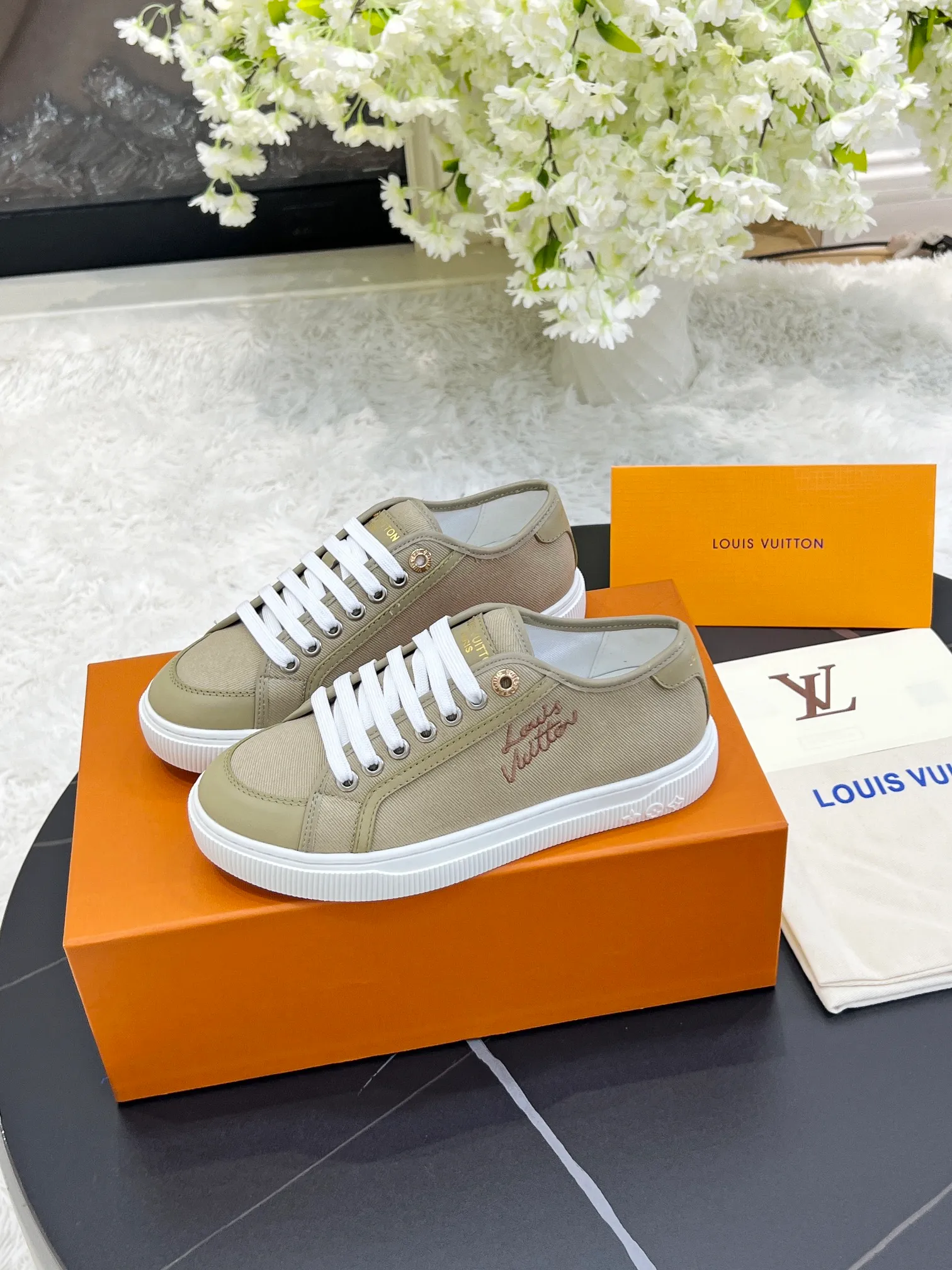 👟👟Ex-factory price 420👟👟 New arrival🆕🆕🆕 This LV Lagoon sneaker is made of lightweight canvas embroidered with the handwritten Louis Vuitton Paris logo. It highlights the casual summer atmosphere with a trendy and simple configuration, and can easily brighten up various looks. Monogram flowers bloom on the soft rubber sole. Code number: 35~41, multiple colors available! Oil edges + TPU outsole + drawer box packaging